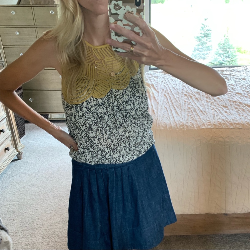 Sleeveless yellow detailed top